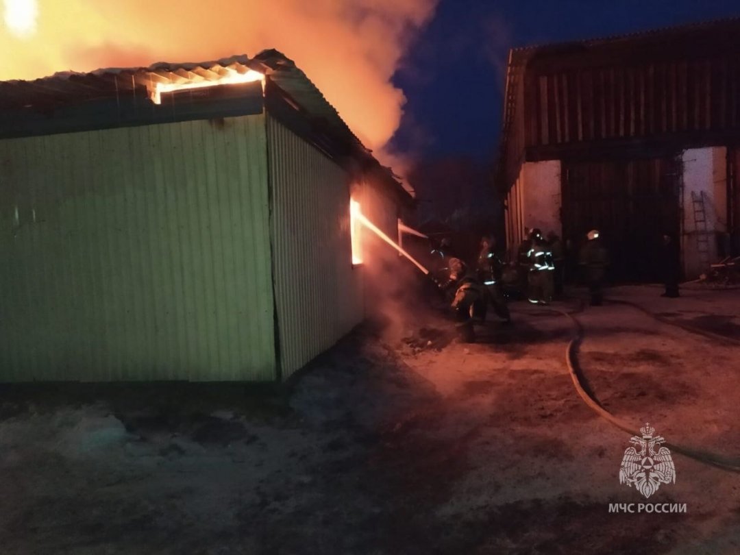 Огнеборцы ликвидируют пожар кафе в Красном Чикое